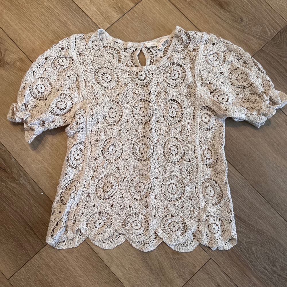 Solitaire Crochet Lace Medallion Top Beige Short Puff Sleeve Scallop Hem Medium